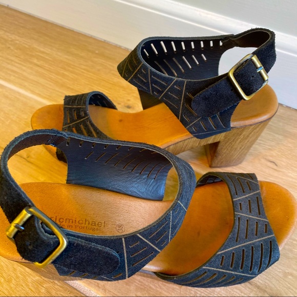 Black strappy suede heeled women’s sandal. Size 7 - Picture 10 of 12